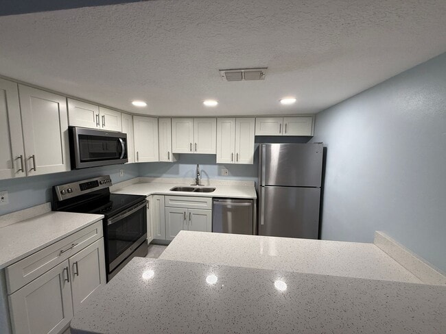 Photo - Charming 3 Bedroom 2 Bath Condo in Heart o... Unidad 12