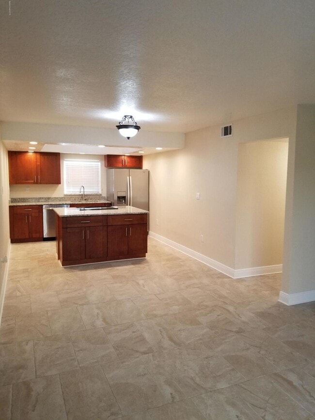 Photo - 182 Ulster Ln