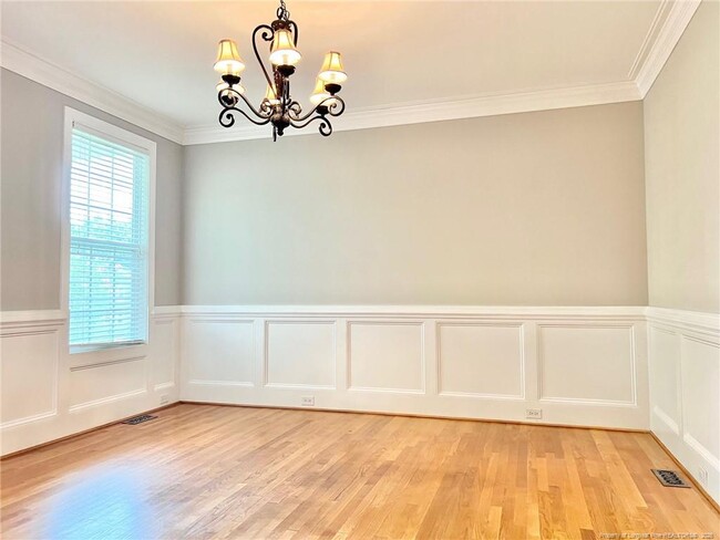 586 Ruth Cir