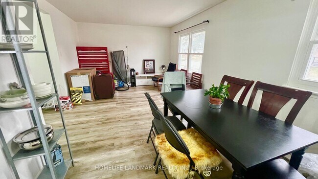 Photo - 81 United Square