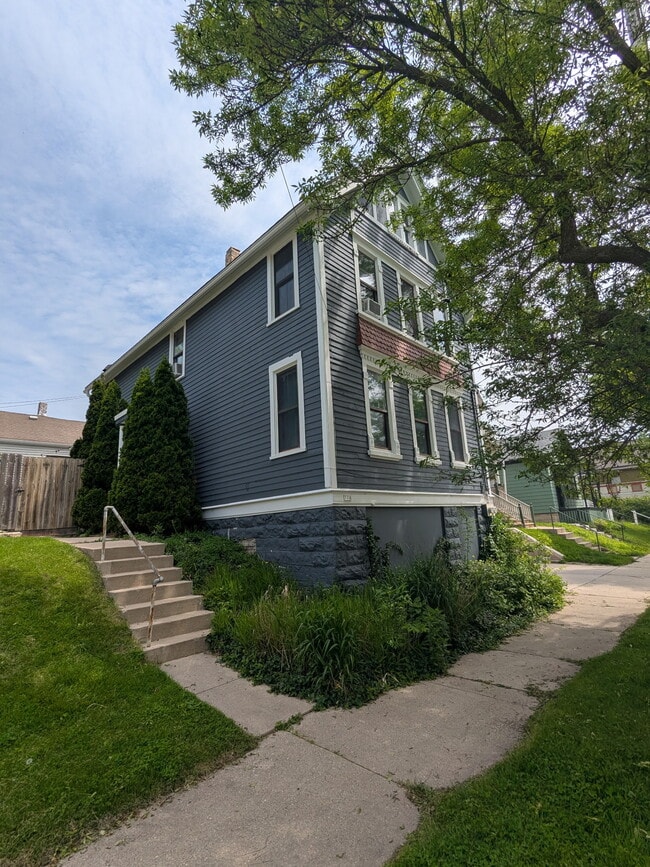 Photo - 116 E Lloyd St Apartments Unit Lower