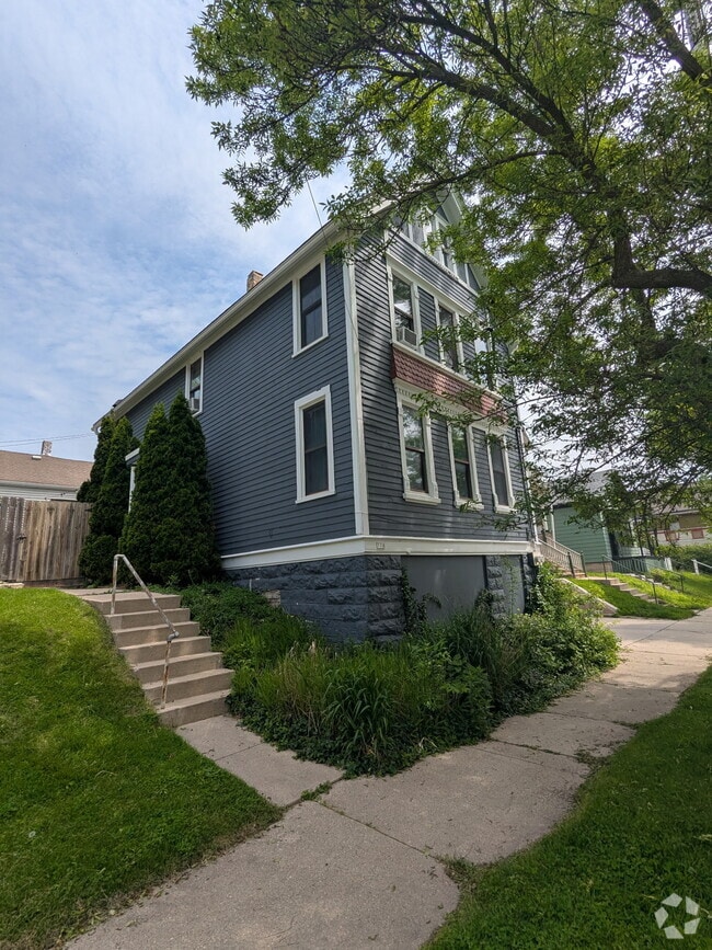 Building Photo - 116 E Lloyd St Unit Lower Rental