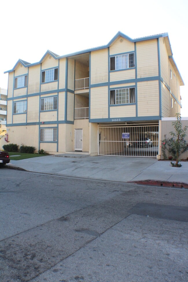 Photo - 14037 Cerise Ave Unidad 15
