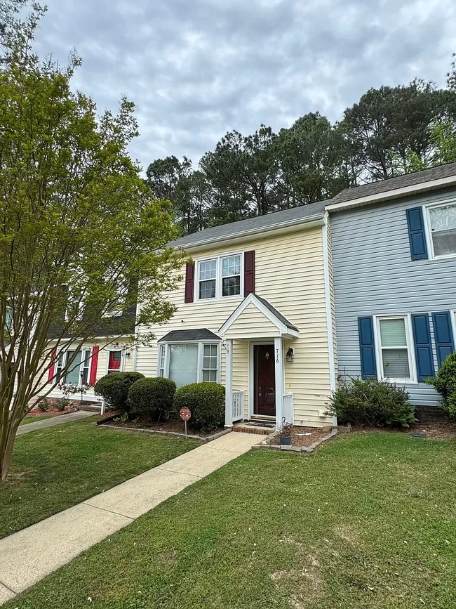 Building Photo - 716 John St