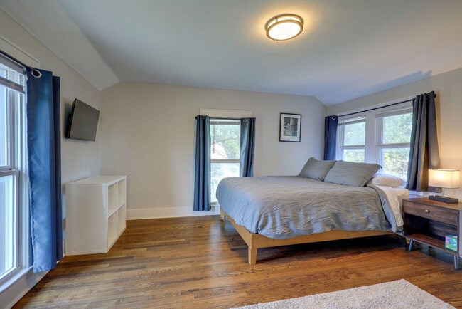 Photo - 408 NE Douglas St Unit SI ID1572390P