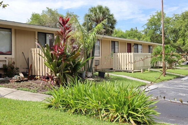 Building Photo - SPACIOUS 2 BED /1 BATH **HURRY!!!** ONLY O... Unit 01-10015 - Tuscan Rental