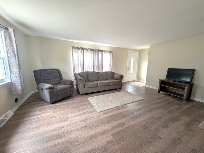 Photo - 10135 Sampson Rd