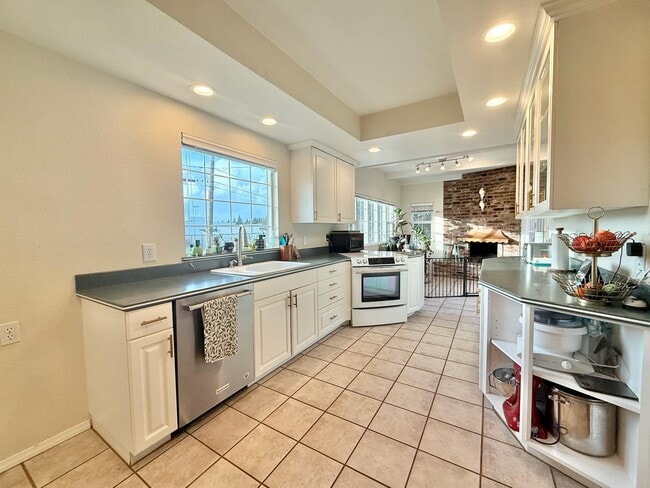 Photo - 342 W Chapman Ave