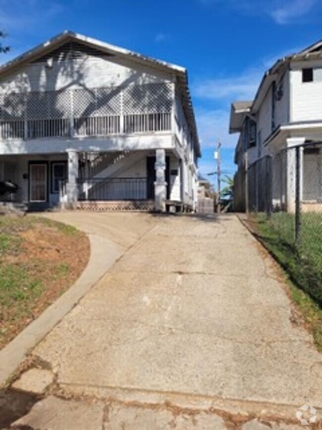 Building Photo - 2 Bedroom 1 Bath Upstairs Unit Available i... Rental