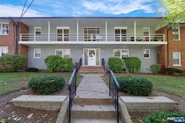 Building Photo - 25- 18 High St Unit B