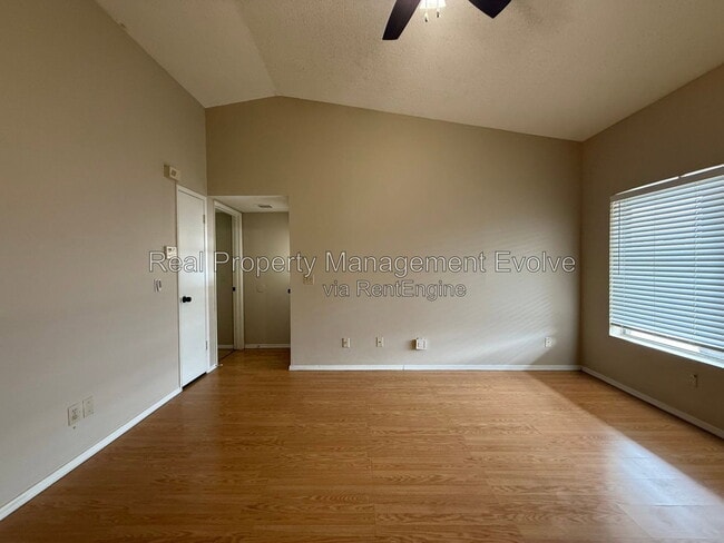 Photo - 513 E Wickieup Ln