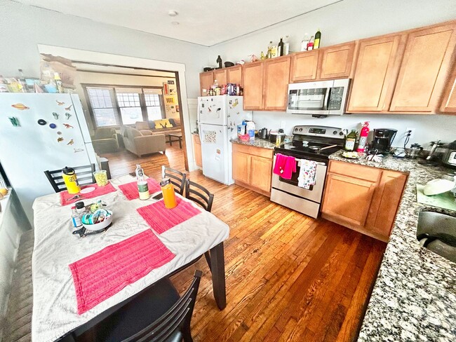 Building Photo - 504 Catherine St Unit 01