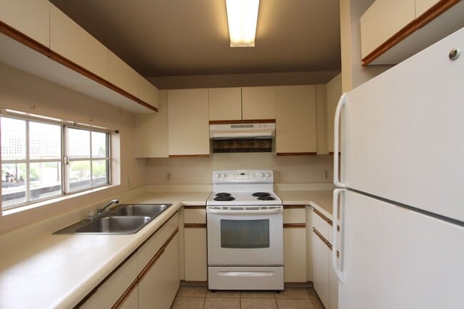 Building Photo - 2 bedroom, 1.5 bath, 1 parking split level...