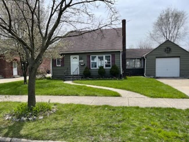 Building Photo - 3 bed 1 bath bungelow in Harper Woods with attached garage and basement