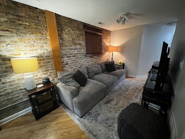 Living Area - 2328 N Southport Ave Apartamentos Unidad G