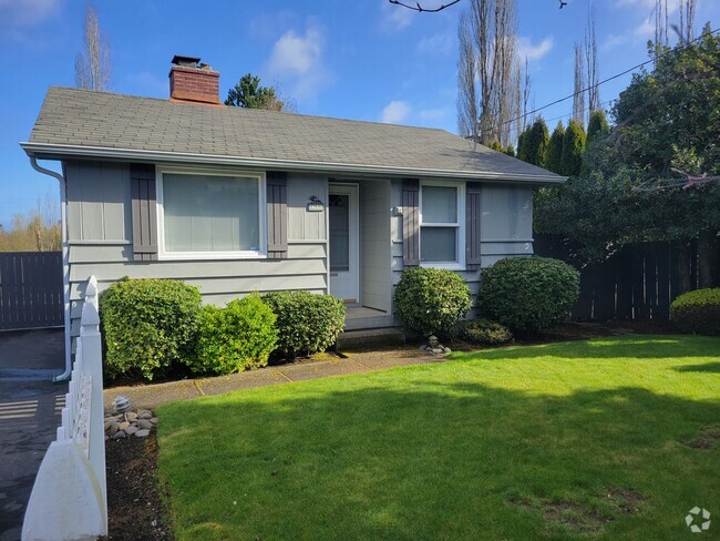 Building Photo - APPLICATIONS PENDING - Out of this world h... Rental