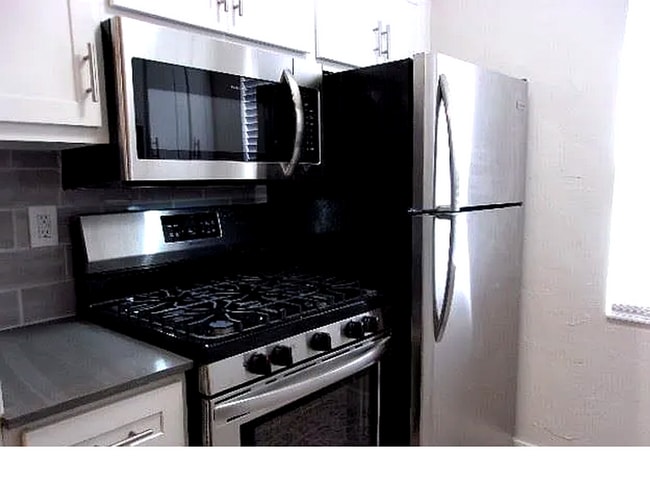 Building Photo - Charming 1-Bed in Gatewood with Hardwood F... Unit 1718-1 Rental