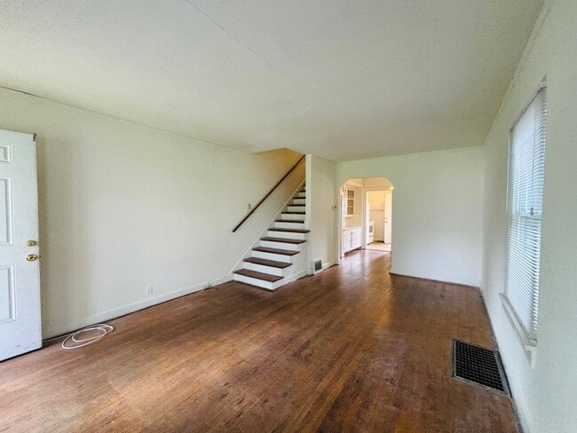 Photo - 513 Progress St NE
