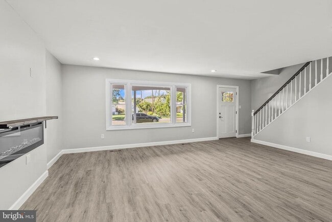 Photo - 12 Holbrook Ln