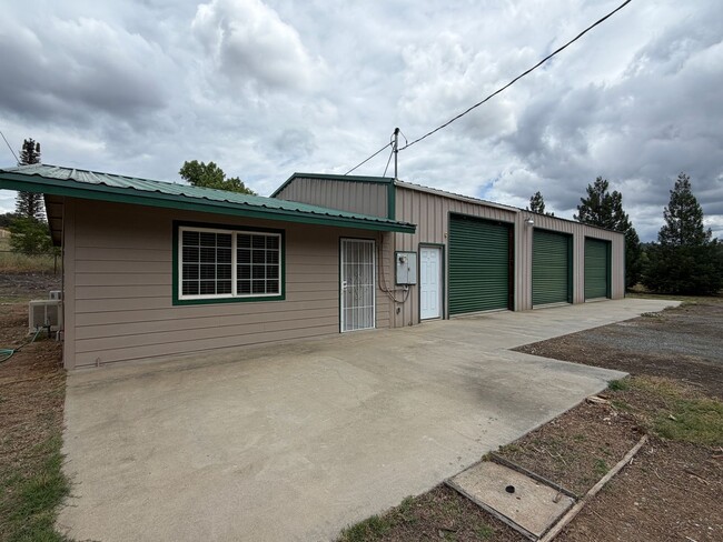 Building Photo - Cottage and Shop Together!!!