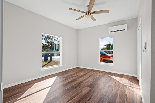 Photo - 1711 Halsell St Unit House