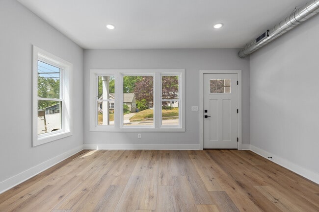 Photo - 980 Diamond Ave NE