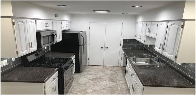 Building Photo - 18 John St Unit 18-2A