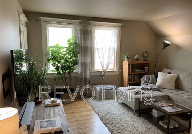 Building Photo - 7 Centre St