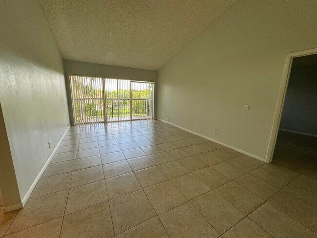 Photo - 8891 Wiles Rd Unidad 303