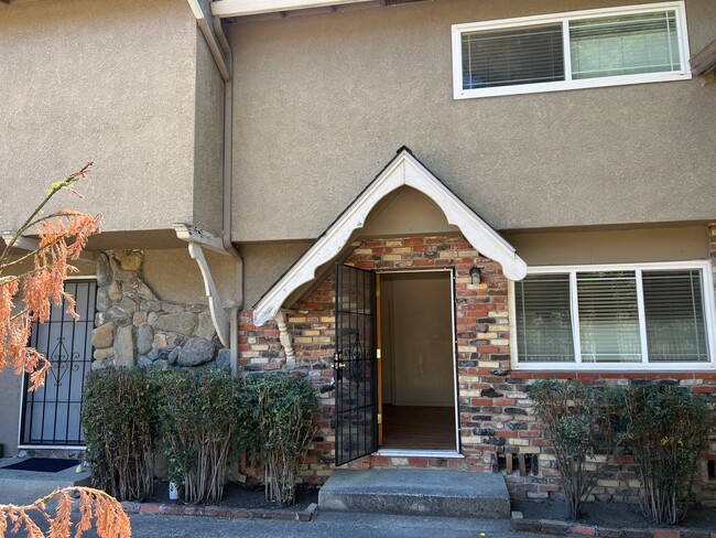 Building Photo - 494 Rose Ave