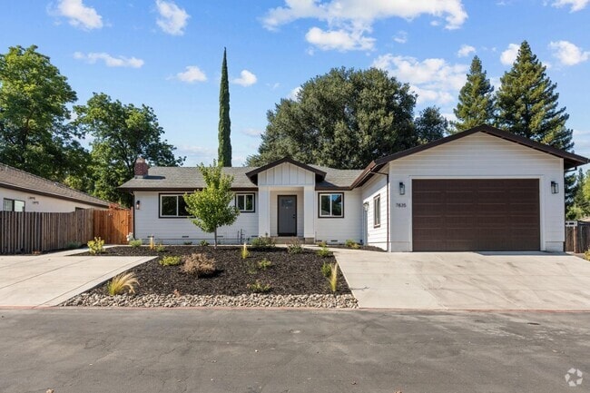 Building Photo - "Charming 2-Bedroom 1-Bath in Fair Oaks!" Unit B Rental