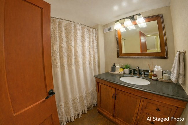 Photo - 1601 Leavenworth St Unit 2