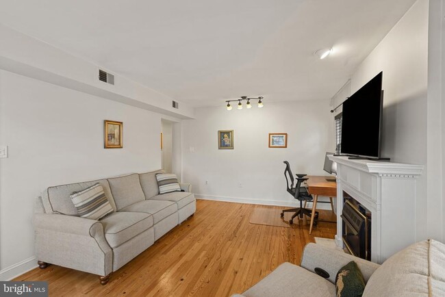 Photo - 810 Queen St Unit 4