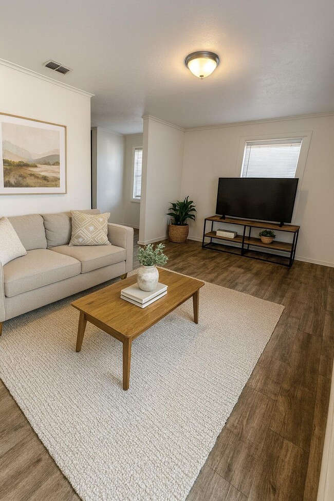 Building Photo - 709 W 4th St