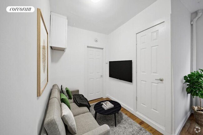 Building Photo - 242 E 10th St Rental