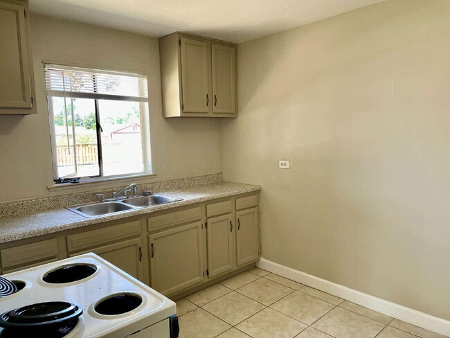 Photo - 3 Bed 1 Bath Ranch in North Park Hill! (Available Immediately)