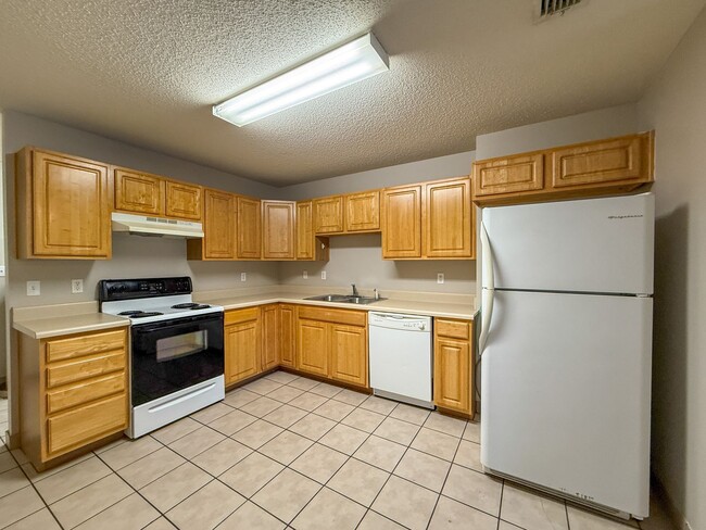 Photo - 2 bedroom 2 bath duplex available for rent in Milton!