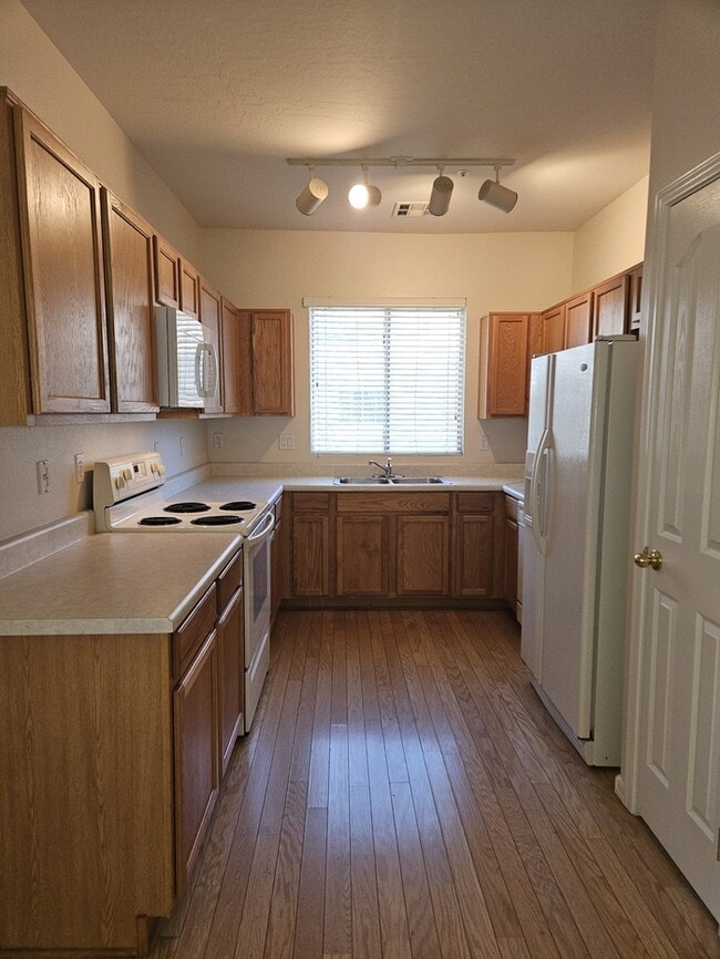 Photo - 3 Bed 3 Bath 2 CG Walking distance to Downtown Gilbert. Great Location