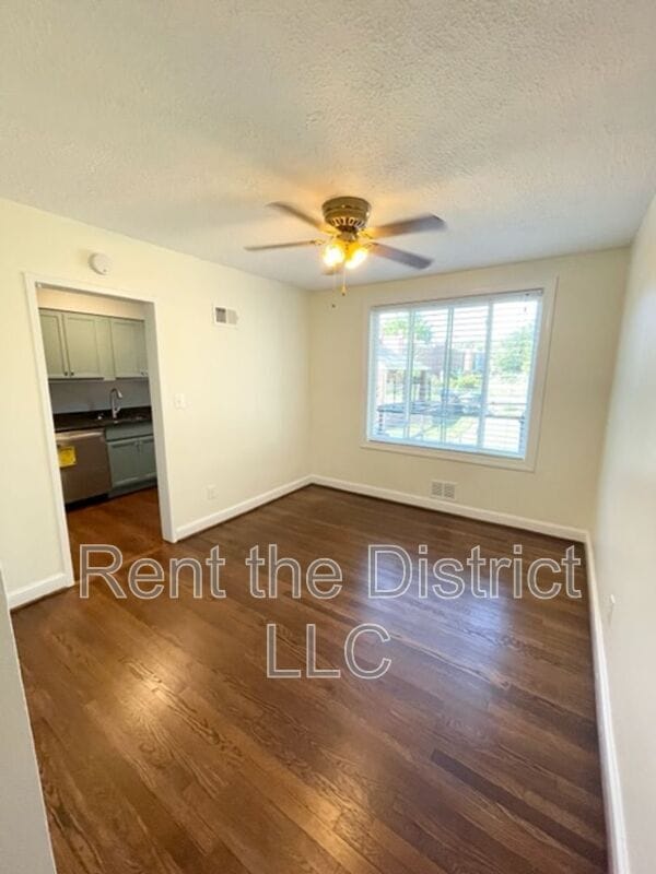 Photo - 4710 8th St NE