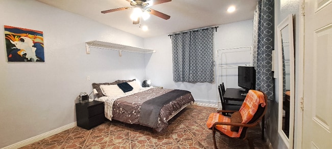 Photo - 1045 N Hazard Ave Unidad Back Studio