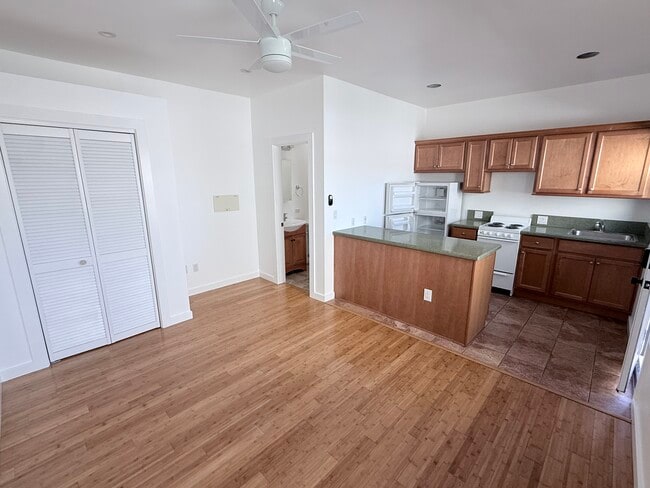Photo - 202 Bicknell Ave Unidad 5e