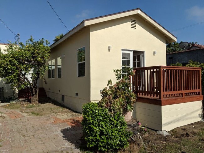 Private enterence - 607 N Formosa Ave Apartment Unit A