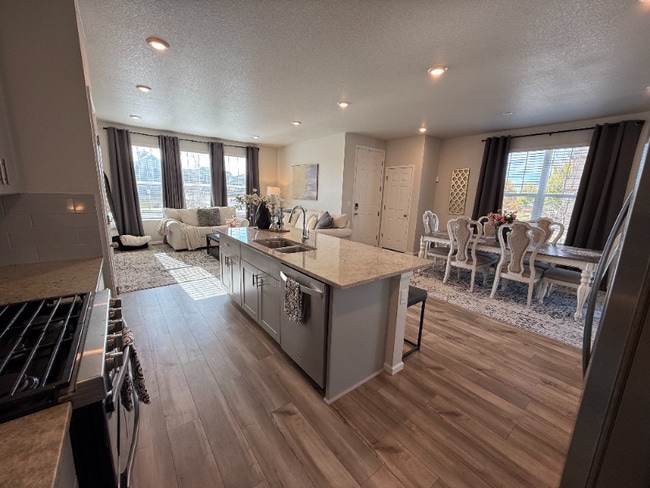 Photo - 900 Tarragon Rd