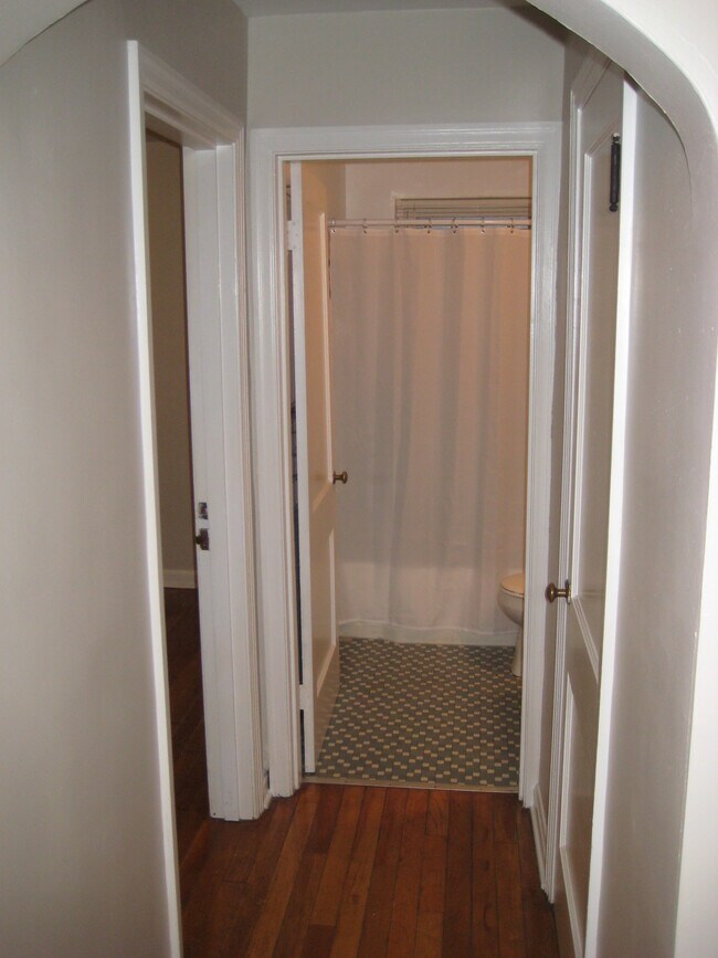 Hallway to bed and bath - 1604 Sutton Ave Unidad 4