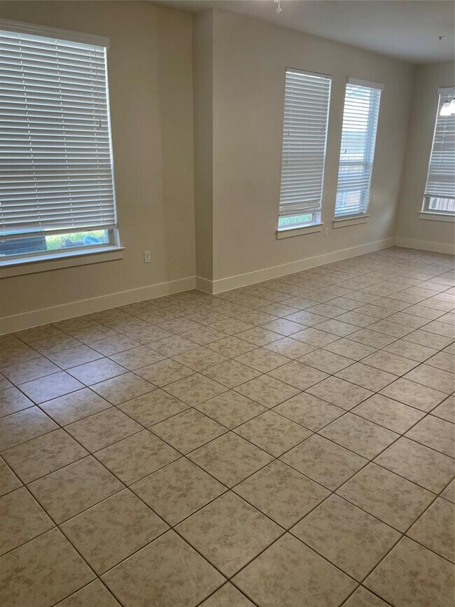Photo - 2212 Creekside Ln