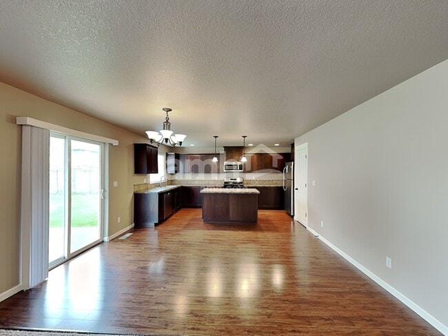 Photo - 468 Tulip Ave