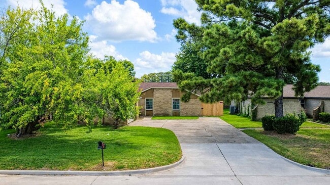Building Photo - 8710 Parkway Forest Dr
