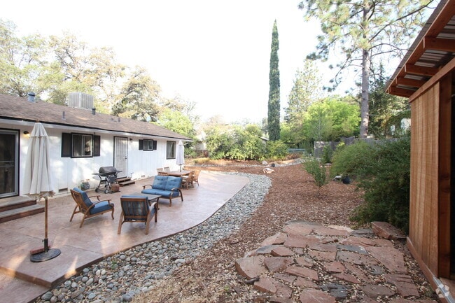 Building Photo - Stunning home in fabulous location!  They ...
