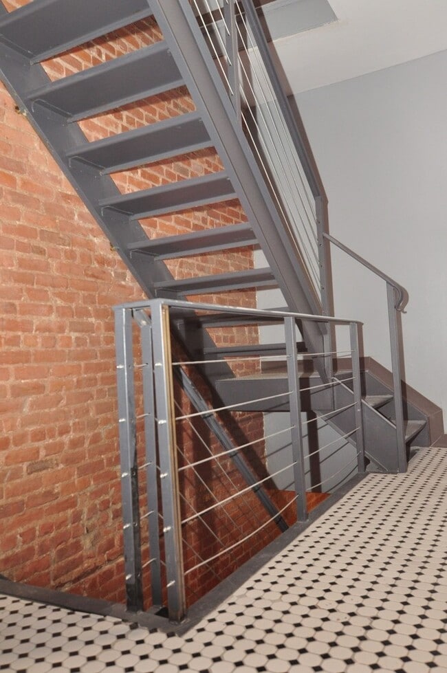 Building Photo - 506 E 188th St Unit Apt 3