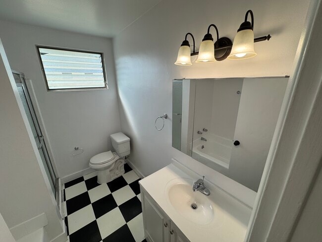 Photo - 5420 Russell Ave